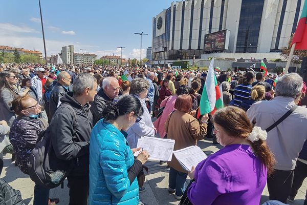 По време на похода се събират подписи за референдум срещу изпращането на оръжия за Украйна