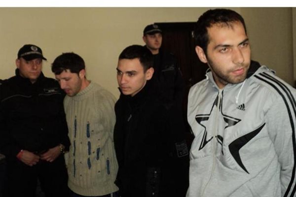 Тримата, обвинени в убийството на Орхан Гейлан - Ивайло Шишков, Станчо Станчев и Кръстю Гавазов (от дясно на ляво) 
СНИМКИ: ТОНИ МАСКРЪЧКА И АТАНАС КЪНЕВ
