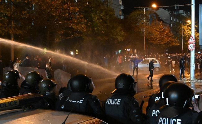 Полицията извади водно оръдие срещу протестиращите фенове СНИМКА ЙОРДАН СИМЕОНОВ