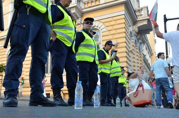 8-и ден протести: Полицаите със светлоотразителни жилетки „Антиконфликт”