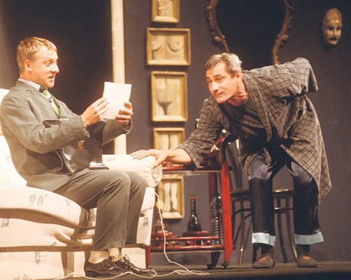Иван Бърнев (вляво) и Христо Гърбов във “Вечеря за тъпаци” - сегашният зрителски фаворит на театъра.