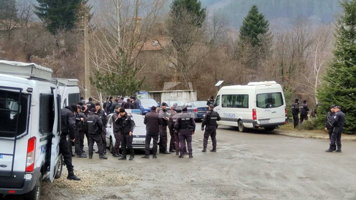 Жандармерия и полиция отново завардиха село Луково СНИМКА: Канал 3