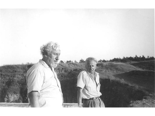 Веселин Андреев с приятеля си Радой Ралин (вляво) на почивка в Созопол, септември 1984 г.
СНИМКИ: ЛИЧИН АРХИВ