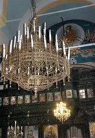 Енергоспестяващите крушки не са много в духа на църковния интериор, но пловдивските храмове ударно ги монтират за икономии от сметките.