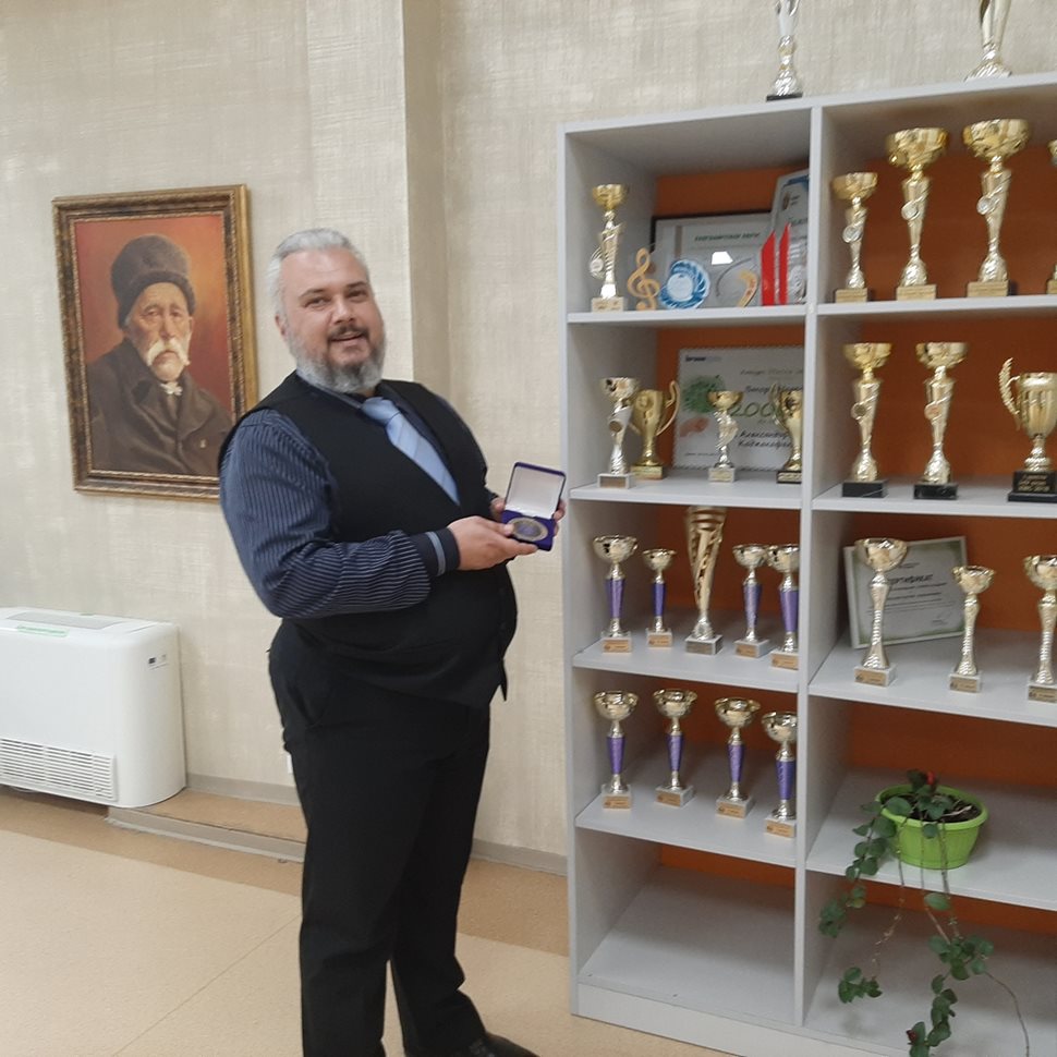 Директорът Михаил Ненов е щастлив с успехите на учениците и преподавателите.