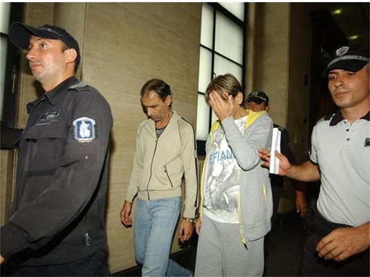 Бисер Борисов и Владо Тотев (от дясно на ляво) влизат в съдебната зала.
СНИМКИ: ГЕРГАНА ВУТОВА И АНДРЕЙ БЕЛОКОНСКИ