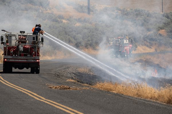 Пожарникари се борят с огъня в град Линд, щата Вашингтон, САЩ.