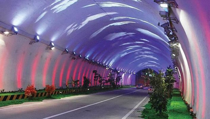Изкуствените светлини и облаци намалят чувстото за клаустрофобия. СНИМКИ: тунел Zhongnanshan