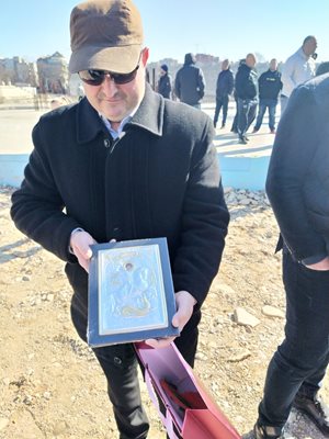 Кметът на село Белащица Костадин Николов  държи иконата, подарък за Бойко Борисов
