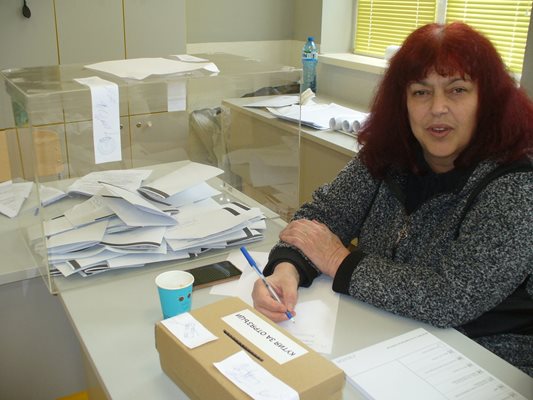 В РИК - Стара Загора, до момента нямат статистика кой начин на гласуване се предпочита повече в района - този с машина или този с хартиени бюлетини.
Снимка: Ваньо Столиов