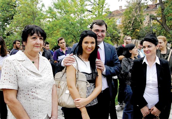Екскметът на Пловдив Славчо Атанасов придружи дъщеря си Силвия на откриване на учебната година в Медицинския университет.