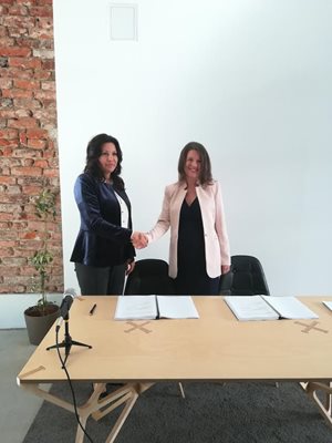 Шефката на Фонда на фондовете Светослава Георгиева(вдясно) и Леона Асланова от "Иновейшън Акселерейтър България" подписаха споразумение за Фонд за ускоряване на и начално финансиране.  СНИМКИ: Авторката