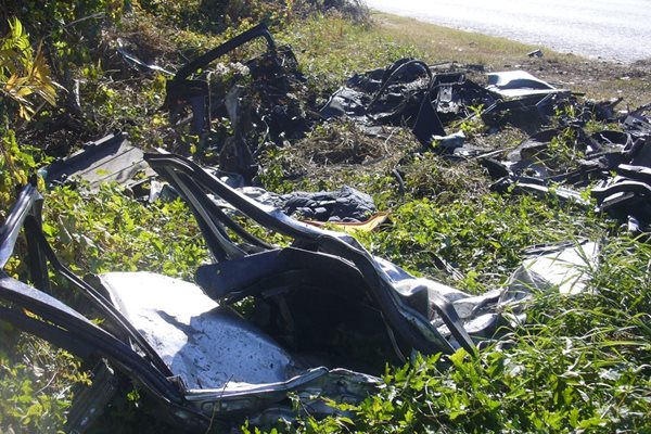 На мястото на зверския удар край пътя още се въргалят останки от двата автомобила, в които намериха смъртта си 6 мъже.