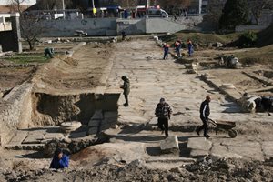 14 г. зарит в пясък, античният площад на Пловдив става брошката върху ревера на града