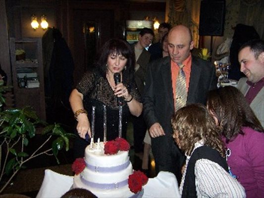 Елена и Къци разрязват тортата на купона за сребърната си сватба - 25 г. брачен живот (29 януари т. г.)
