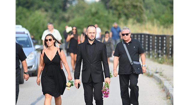 Стойчо Стойчев (в средата) бе друг от дошлите на погребението.