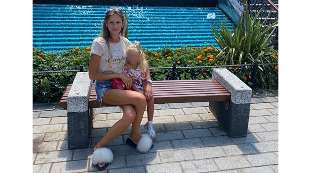 Елена заедно с дъщеря си Сияна в Турция.