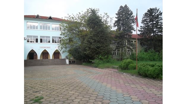 Ученици пребиха учител в професионалната гимназия по селско стопанство в Садово. Снимка сайт на гимназията