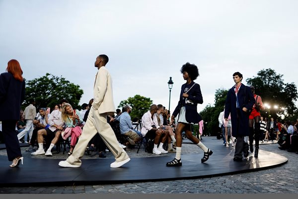 Модели представят творенията на дизайнера Alexandre Mattiussi като част от ревюто на неговата колекция за мъже пролет/лято 2023 за марката Ami по време на Седмицата на мъжката мода в Париж
Снимки: Ройтерс