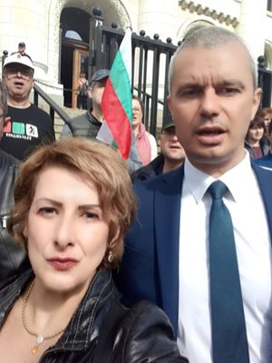 Вече независимата депутатка Гунчева с бившия си партиен лидер Костадин Костадинов на протест