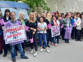 Служителите на НОИ в Пловдив протестираха срещу ниското заплащане на труда им.

Снимки: Авторът.