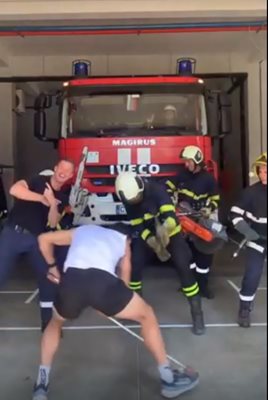 Казанлъшките пожарникари танцуват с работните инструменти
