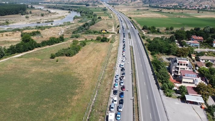 Колоните от автомобили, тръгнали за Гърция през лятото, започват далеч преди ГКПП Кулата-Промахон.
СНИМКА ТОНИ МАСКРЪЧКА