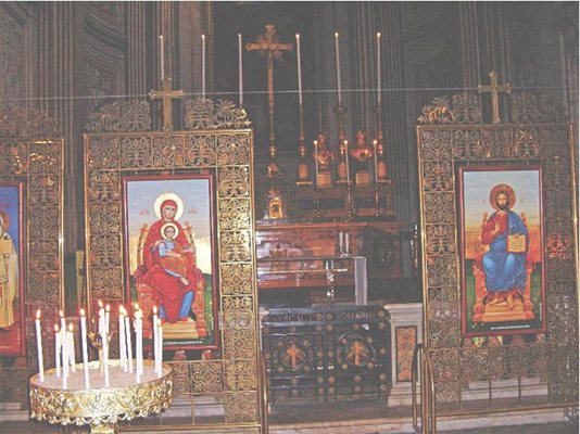 Църквата Св. Винченцо и Анастасий в центъра на Рим е дадена за ползване на българската църковна общност. Всяка неделя и на всички празници там има служби.