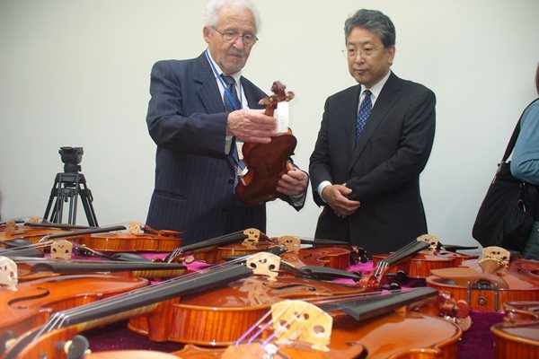Дори и по време на импровизирания концерт международното жури за оценка на струнните инструменти, изработени от съвременни лютиери от 3 континента - Европа, Азия и Америка, продължи своята работа.