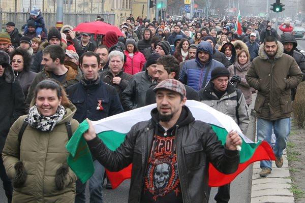 Протестиращите скандираха "Свобода за доктора".