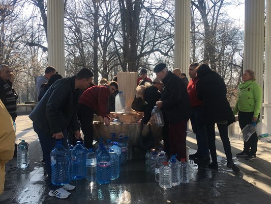 Всеки ден десетки жители на Хисаря и от други места идват, за да си налеят от лековитата вода.