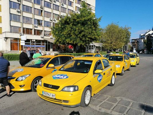 Жълти коли протестират пред сградата на ДАИ-Пловдив.