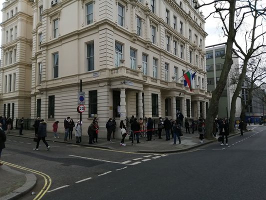 Опашка от чакащи да гласуват пред българското посолство в Лондон на 4 април.