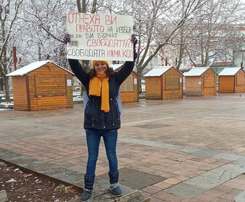 24-годишната Дарина от Бургас, задомена в Монтана, беше днес единствената протестираща против зеления сертификат. Снимки Авторката