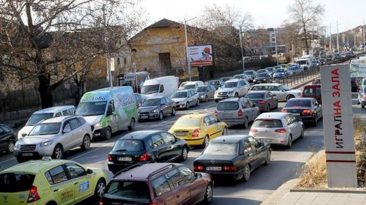 Задръстванията около гарата в Пловдив са чудовищни.