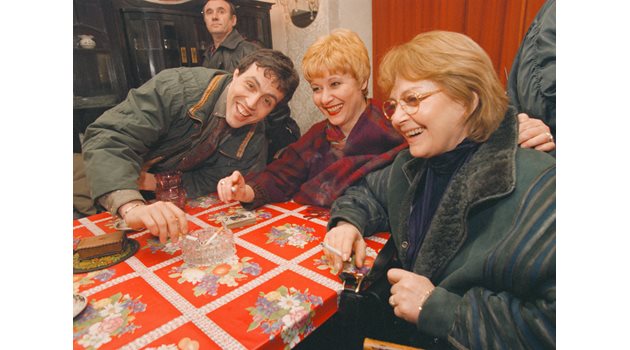 Невена Коканова по време на снимките на “Дунав мост” заедно с Христо Мутафчиев и приятелката си Мария Статулова.