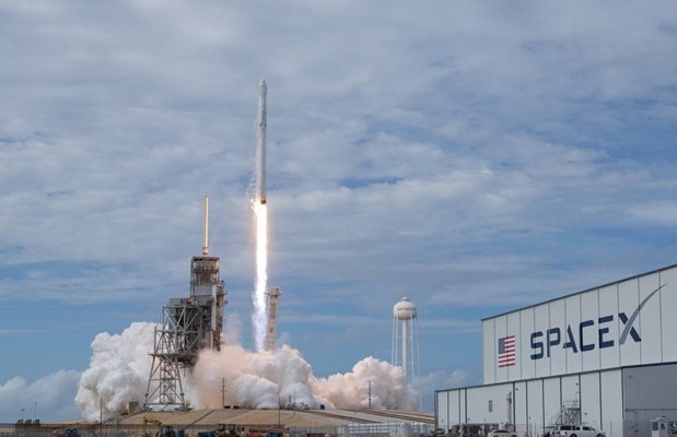SpaceX успешно изстреля ракетата Falcon 9. СНИМКА:Туитър