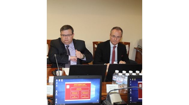 Главният прокурор Сотир Цацаров и шефът на ВКС Лозан Панов стоят един до друг на заседанията на пленума на ВСС.