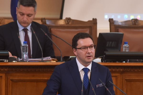 Даниел Митов представи декларация от името на ПГ на ГЕРБ.