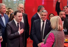 Премиерът на Грузия Иракли Гарибашвили (вляво) откри щанда на страната си на световната туристическа борса ITB в Берлин. Редом с него бе и председателят на Световната организация по туризъм Зураб Пололикашвили