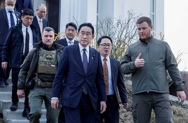 Японският премиер посети Буча по време на визитата си в Украйна
Снимка: Ройтерс
