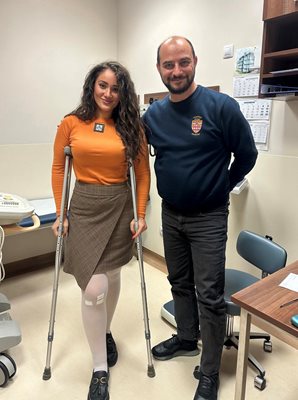Теди Еротеева с д-р Алпер Мурадов, който спасява коляното й