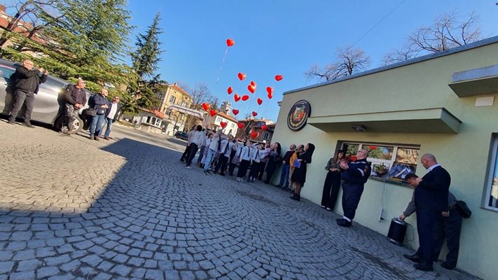 Балони под формата на сърца литнаха в небето в чест на Мангараков.