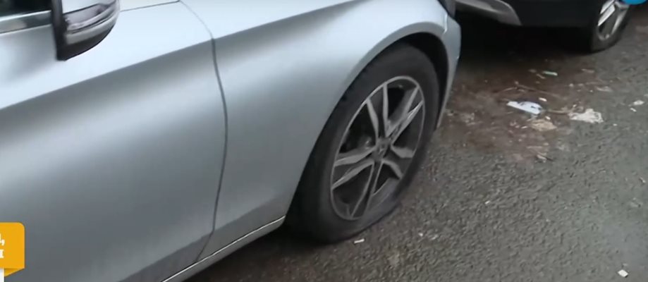 Мъж пука гуми на паркинг в София