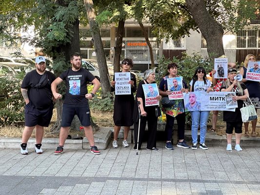 Участниците в протеста пред пловдивския съд.