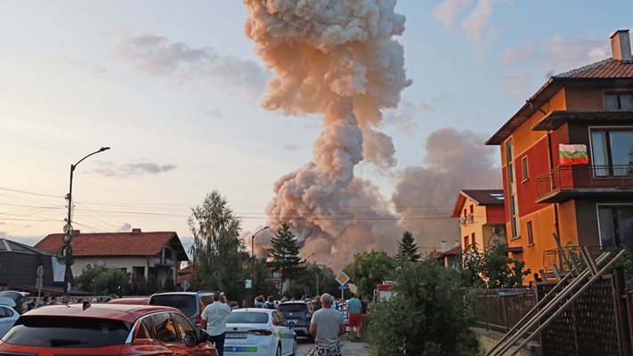 Разчистват взривените складове в Елин Пелин