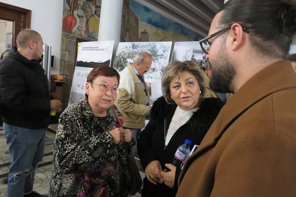 Арх.Димитър Панов и майка му Даниела разговарят с бившия главен архитект на Велико Търново Елена Абаджиева