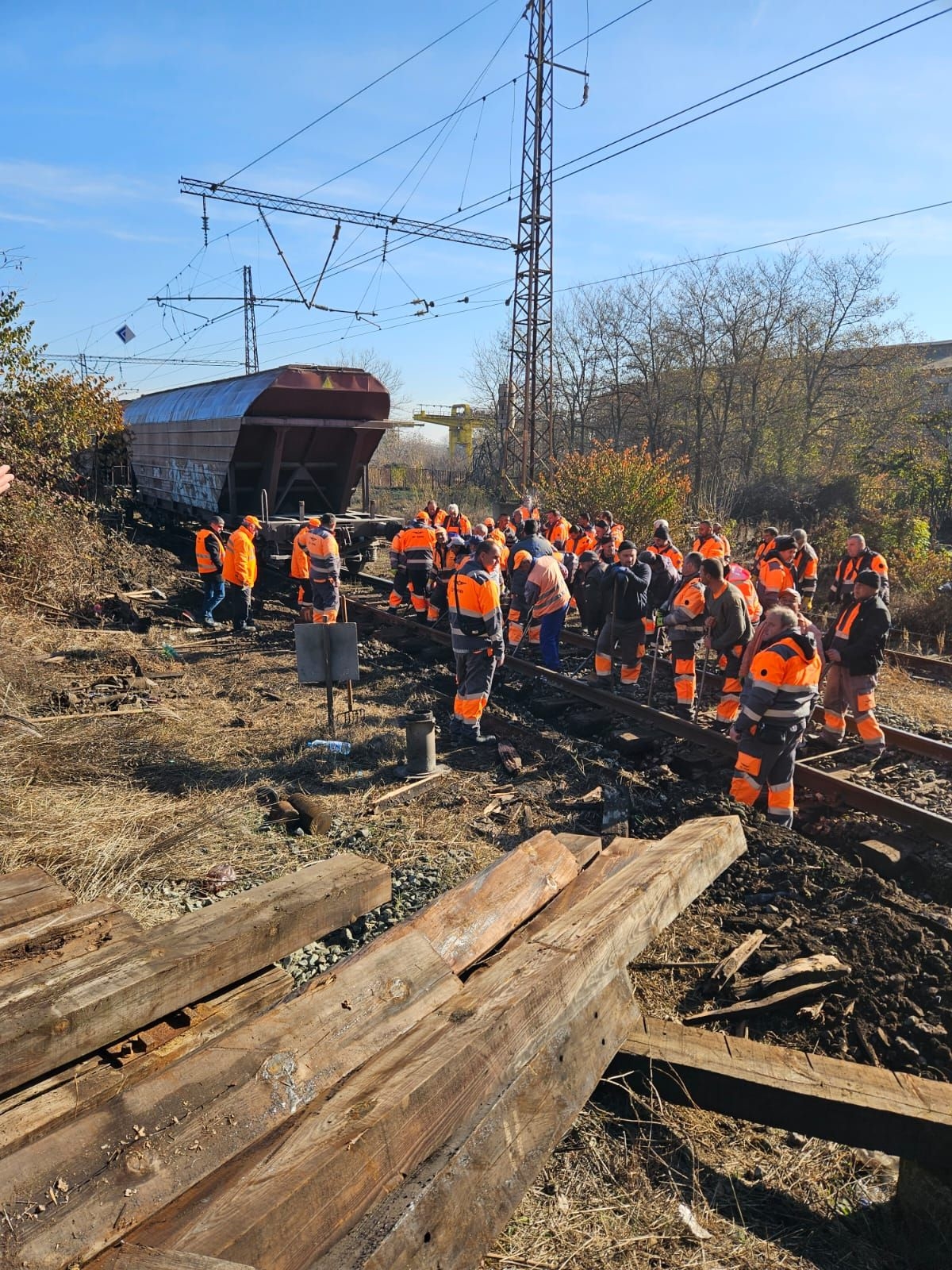 Вагон на частен влак, превозващ зърно, излезе от релси, повреди 1,2 км железен път край Димитровград