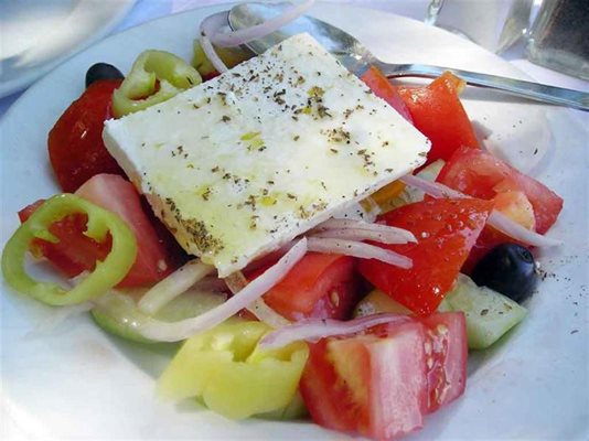 Това е автентична гръцка салата, сервирана в ресторант на Атина.