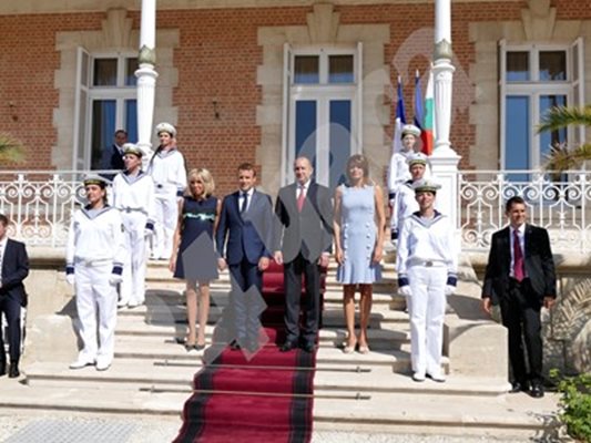 Президентът Румен Радев и съпругата му Десислава посрещнаха семейство Макрон в Евксиноград  СНИМКА: Пиер Петров